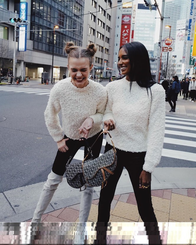 Thiên thần Jasmine Tookes diện nội y tạo dáng bên cửa kính trong suốt - ảnh 7