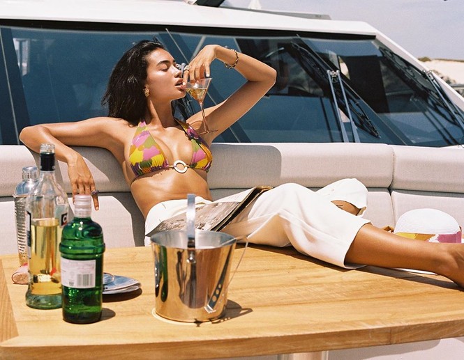 Siêu mẫu lai cao 1m80 Kelly Gale diện bikini hút mắt trên du thuyền - ảnh 3