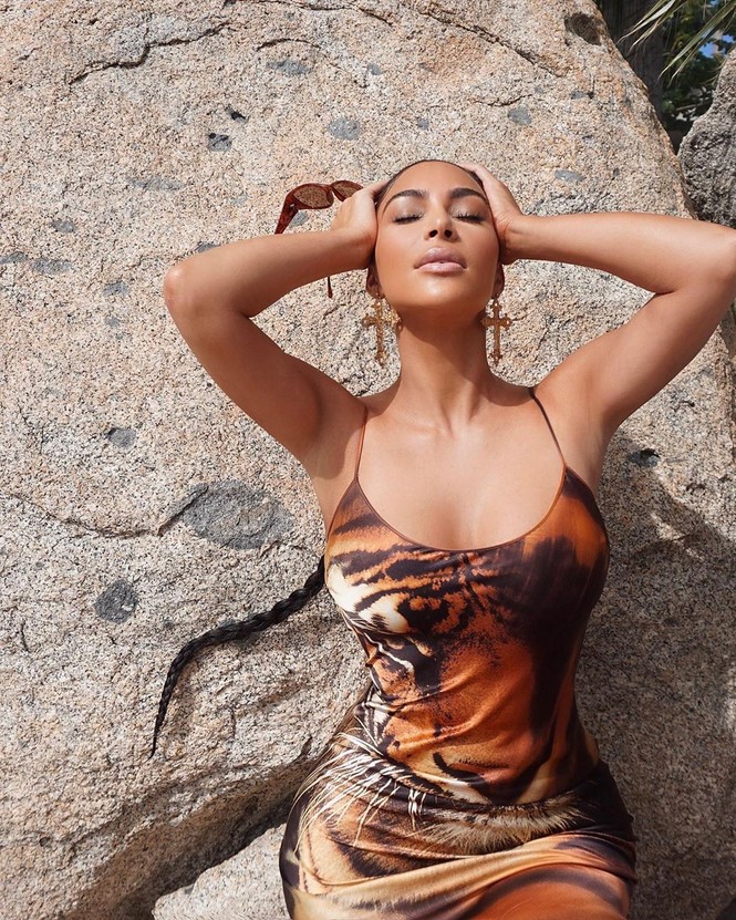 Kim 'siêu vòng 3' thả dáng bốc lửa với vòng eo nhỏ khó tin - ảnh 1