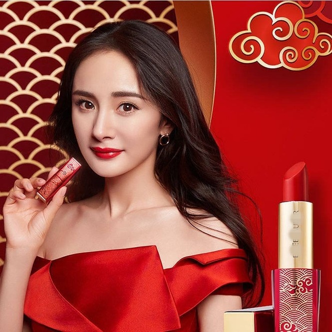 Dương Mịch son đỏ quá đỗi xinh đẹp yêu kiều đầu năm - ảnh 1