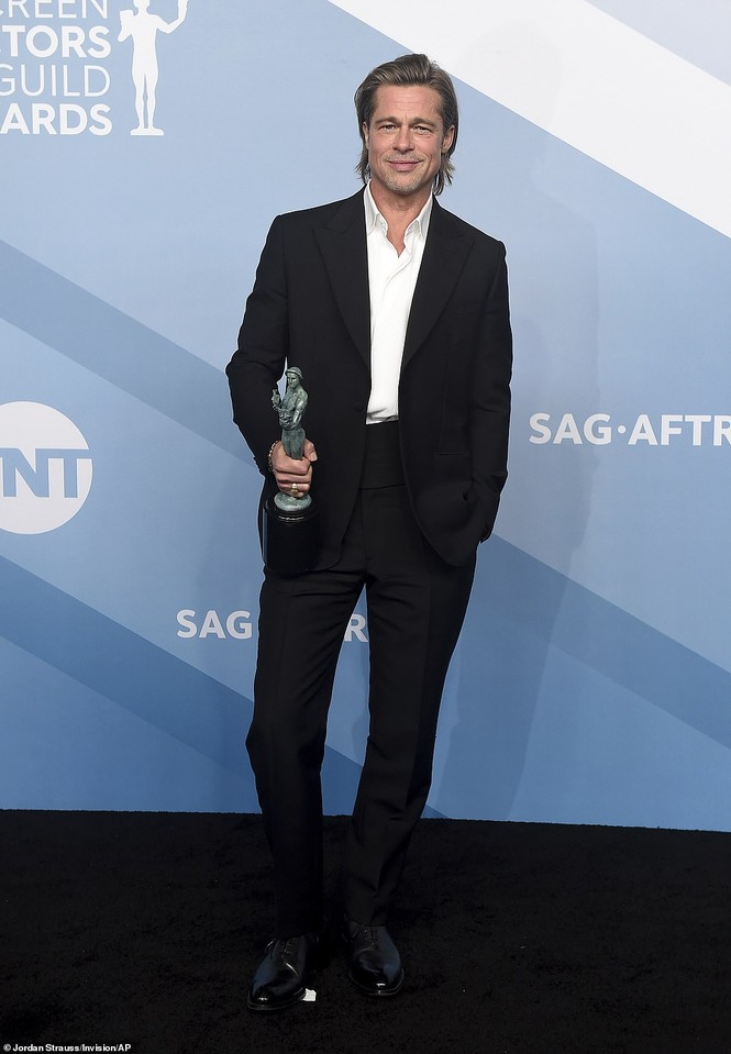 Jennifer Aniston 'quên' nội y, mừng rỡ ôm chồng cũ Brad Pitt - ảnh 13