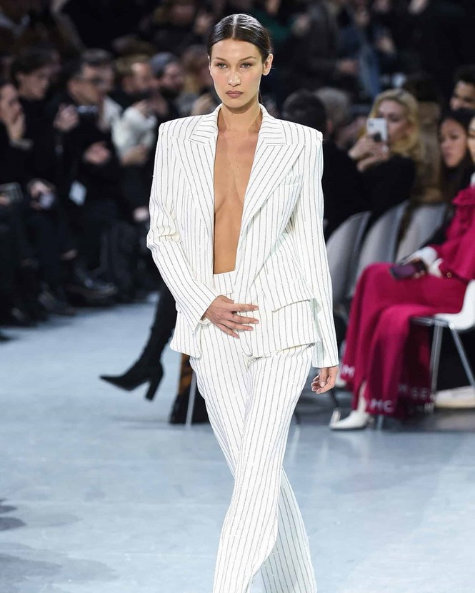 Bella Hadid 'thả rộng vòng 1' táo bạo trên sàn diễn - ảnh 6