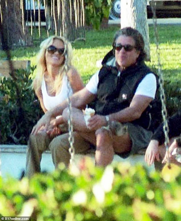 'Quả bom gợi cảm' Pamela Anderson bí mật cưới người tình 74 tuổi - ảnh 13