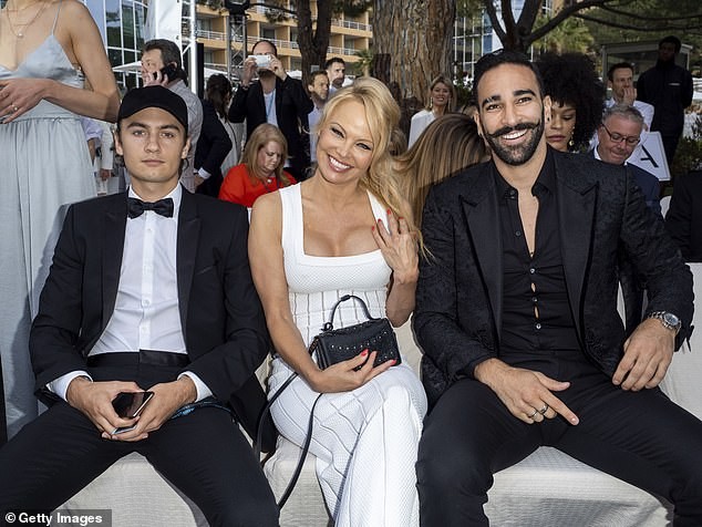'Quả bom gợi cảm' Pamela Anderson bí mật cưới người tình 74 tuổi - ảnh 16