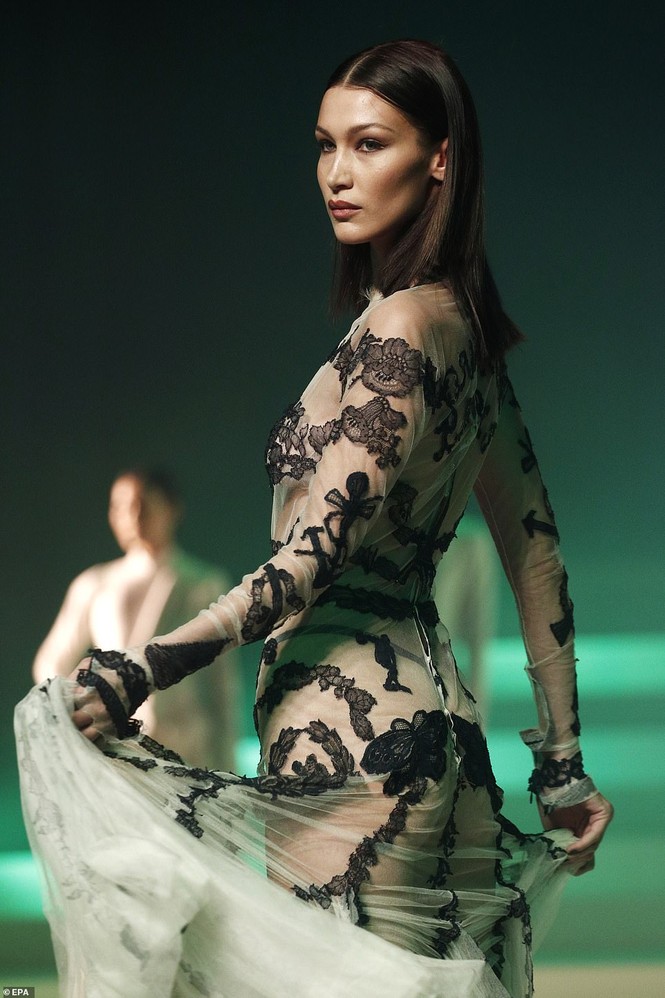 'Nhức mắt' ngắm chị em Gigi, Bella Hadid mặc xuyên thấu lộ nội y - ảnh 6