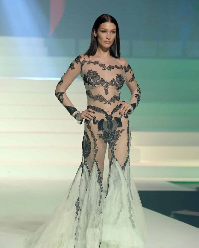 'Nhức mắt' ngắm chị em Gigi, Bella Hadid mặc xuyên thấu lộ nội y - ảnh 1