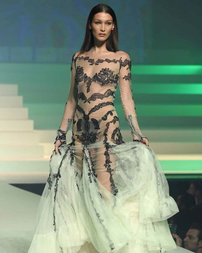 'Nhức mắt' ngắm chị em Gigi, Bella Hadid mặc xuyên thấu lộ nội y - ảnh 2