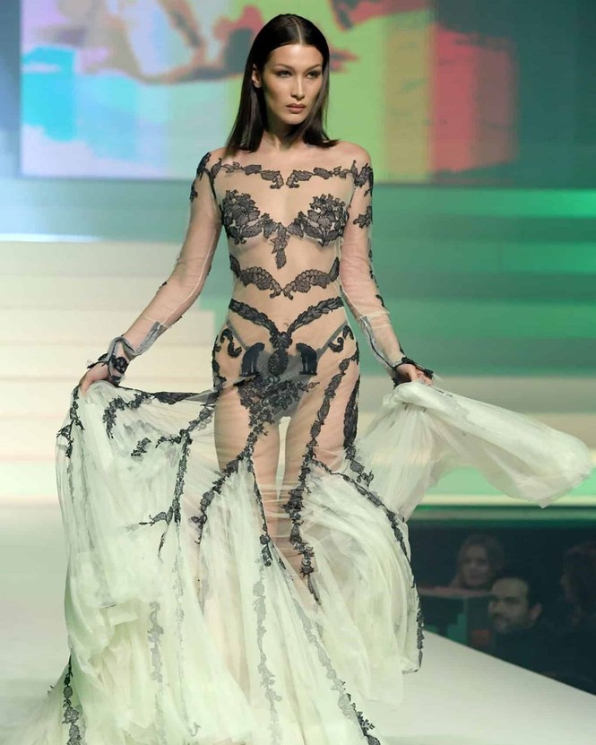 'Nhức mắt' ngắm chị em Gigi, Bella Hadid mặc xuyên thấu lộ nội y - ảnh 3