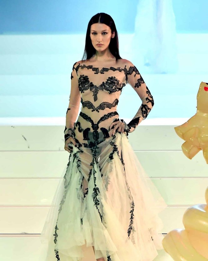 'Nhức mắt' ngắm chị em Gigi, Bella Hadid mặc xuyên thấu lộ nội y - ảnh 8