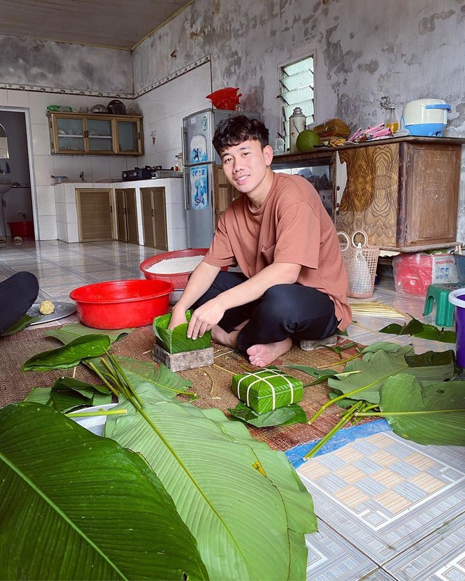 Quế Ngọc Hải, Văn Toàn và cầu thủ Việt gói bánh chưng bên gia đình - ảnh 2