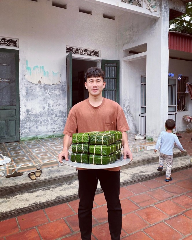 Quế Ngọc Hải, Văn Toàn và cầu thủ Việt gói bánh chưng bên gia đình - ảnh 3