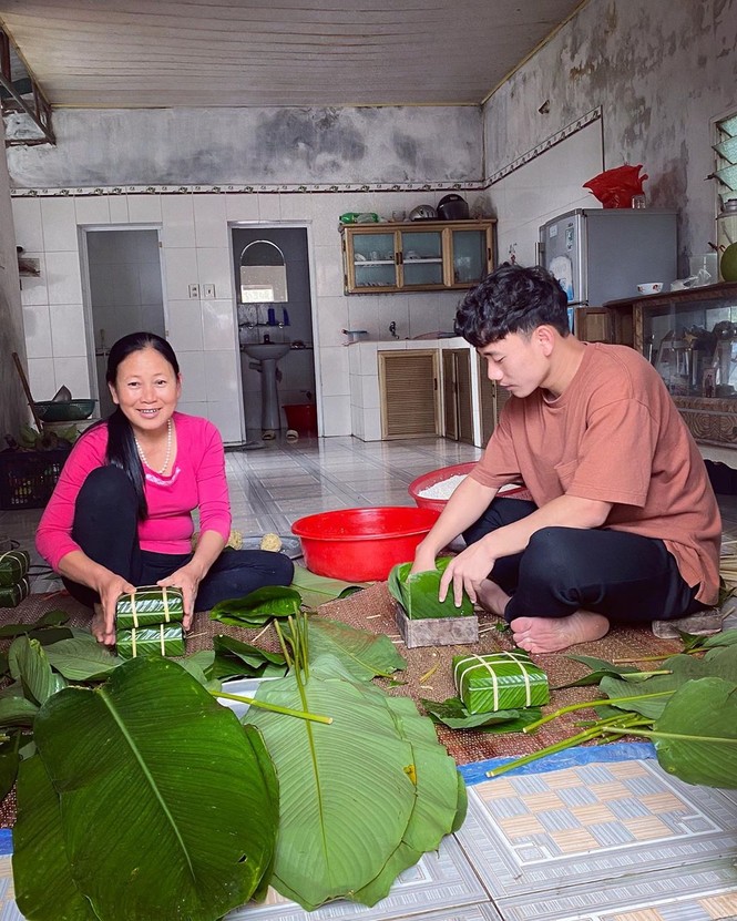 Quế Ngọc Hải, Văn Toàn và cầu thủ Việt gói bánh chưng bên gia đình - ảnh 1