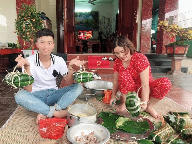 Quế Ngọc Hải, Văn Toàn và cầu thủ Việt gói bánh chưng bên gia đình - ảnh 4