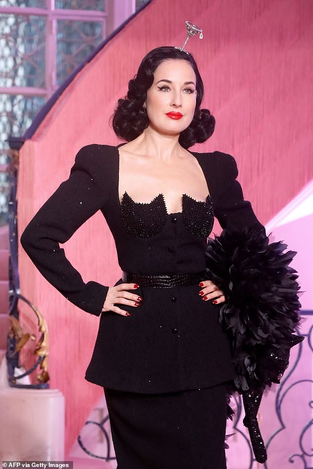 Vũ nữ thoát y Dita Von Teese mặc váy cuốn bằng... 5 chiếc thắt lưng - ảnh 9