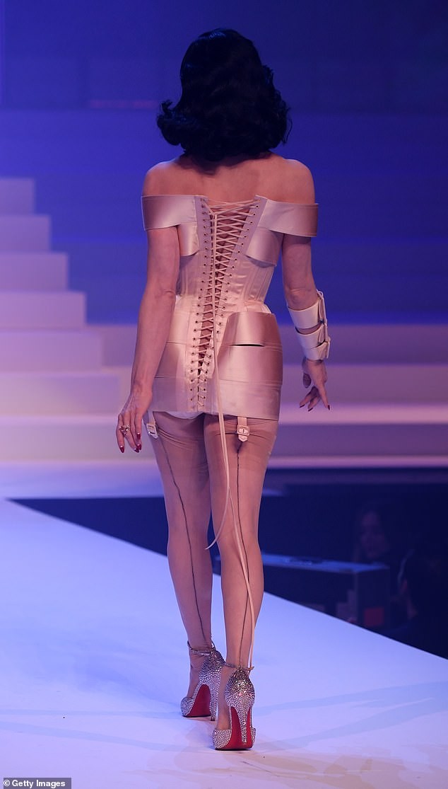 Vũ nữ thoát y Dita Von Teese mặc váy cuốn bằng... 5 chiếc thắt lưng - ảnh 4
