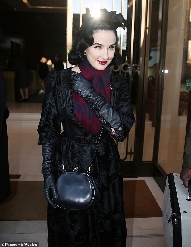Vũ nữ thoát y Dita Von Teese mặc váy cuốn bằng... 5 chiếc thắt lưng - ảnh 8