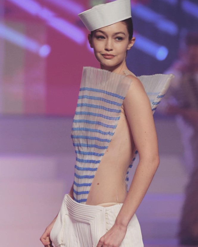 'Nhức mắt' ngắm chị em Gigi, Bella Hadid mặc xuyên thấu lộ nội y - ảnh 13