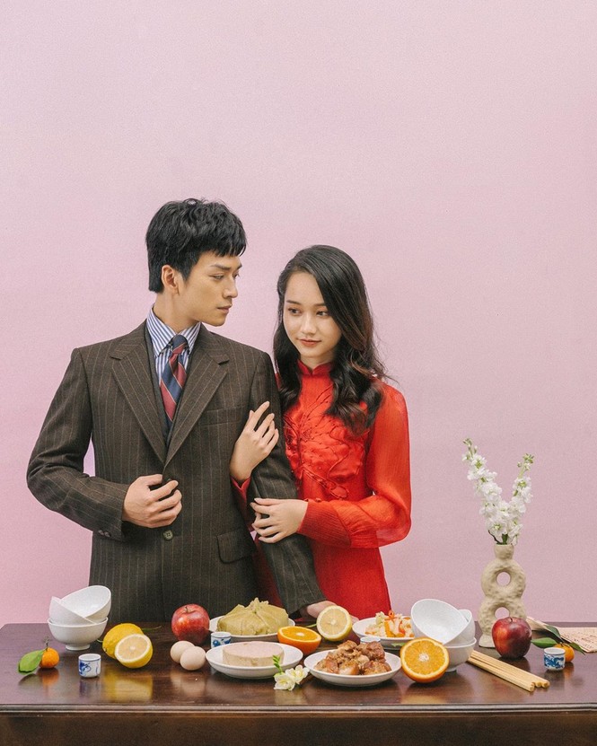 Ngạn và Hà Lan 'Mắt Biếc' diện áo dài tình tứ mừng xuân - ảnh 1
