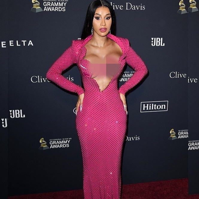'Đỏ mặt' thấy nữ rapper nổi loạn Cardi B hở ngực bạo tại tiệc tiền Grammy - ảnh 2