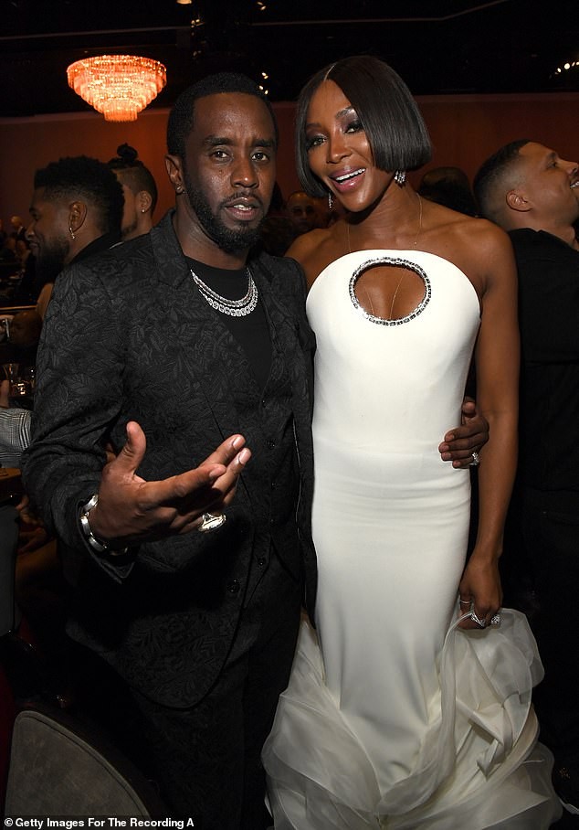 'Đỏ mặt' thấy nữ rapper nổi loạn Cardi B hở ngực bạo tại tiệc tiền Grammy - ảnh 9