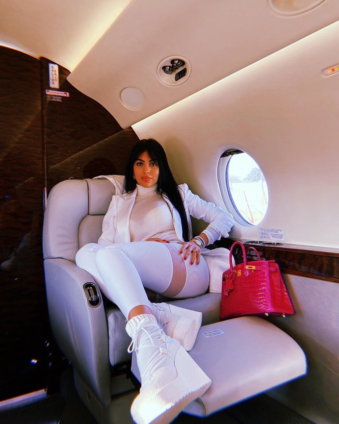 Bạn gái Ronaldo ngực đầy quyến rũ trong tiệc mừng sinh nhật 26 tuổi - ảnh 8
