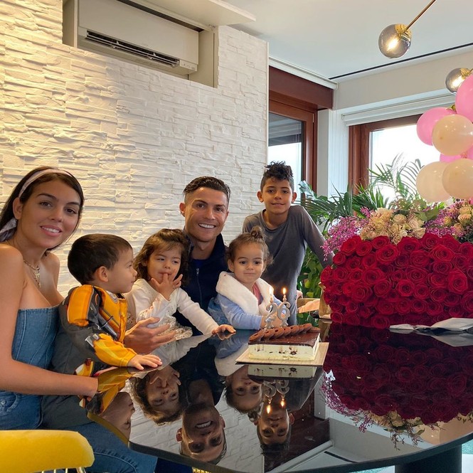 Bạn gái Ronaldo ngực đầy quyến rũ trong tiệc mừng sinh nhật 26 tuổi - ảnh 1