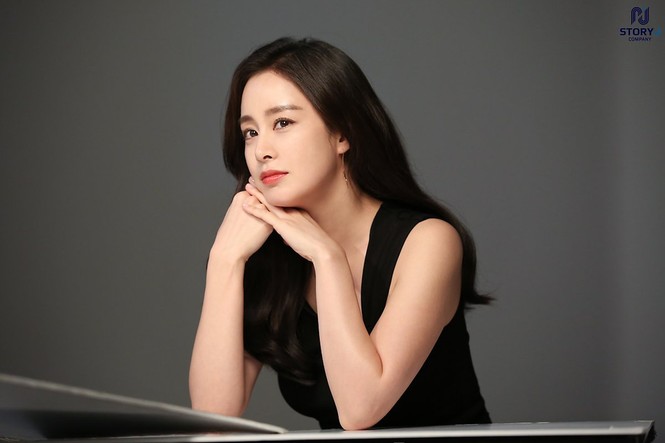 Kim Tae Hee trẻ đẹp như ở tuổi đôi mươi dù sắp tứ tuần - ảnh 4