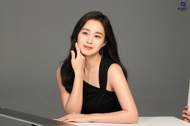 Kim Tae Hee trẻ đẹp như ở tuổi đôi mươi dù sắp tứ tuần - ảnh 1