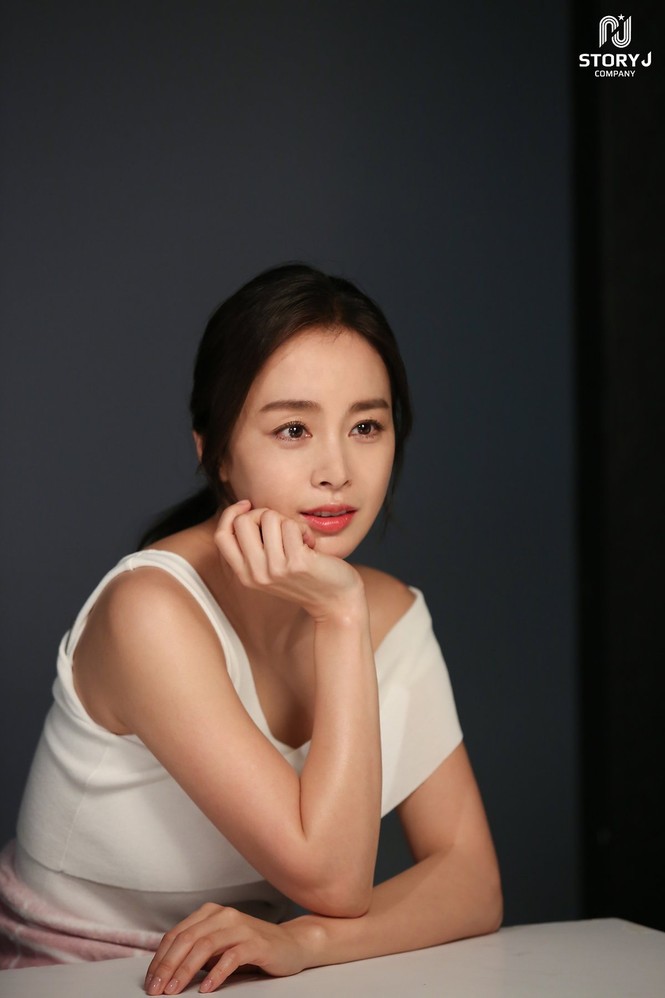 Kim Tae Hee trẻ đẹp như ở tuổi đôi mươi dù sắp tứ tuần - ảnh 9