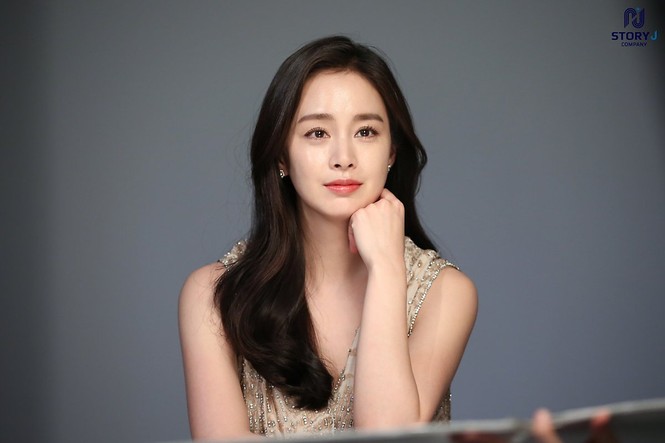 Kim Tae Hee trẻ đẹp như ở tuổi đôi mươi dù sắp tứ tuần - ảnh 15