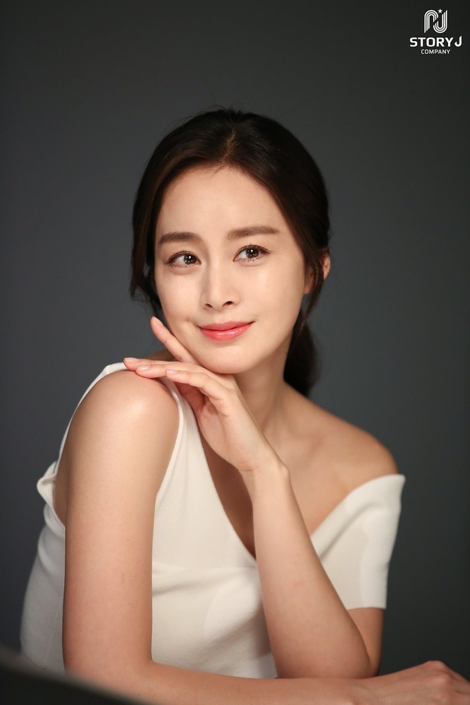 Kim Tae Hee trẻ đẹp như ở tuổi đôi mươi dù sắp tứ tuần - ảnh 17