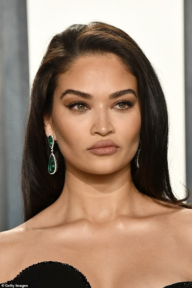 Shanina Shaik đẹp tựa nữ thần với đầm xẻ đùi siêu gợi cảm - ảnh 6