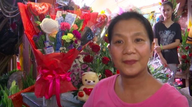 Bó hoa Valentine mùa dịch đắt hàng vì đính kèm khẩu trang và nước rửa tay - ảnh 1