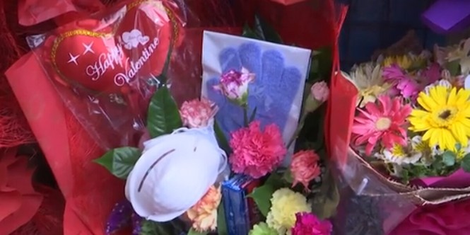 Bó hoa Valentine mùa dịch đắt hàng vì đính kèm khẩu trang và nước rửa tay - ảnh 2