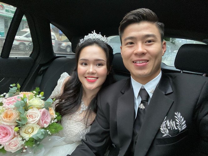 Vợ chồng Duy Mạnh, bạn gái Đức Chinh, Hòa Minzy háo hức đón Valentine - ảnh 1