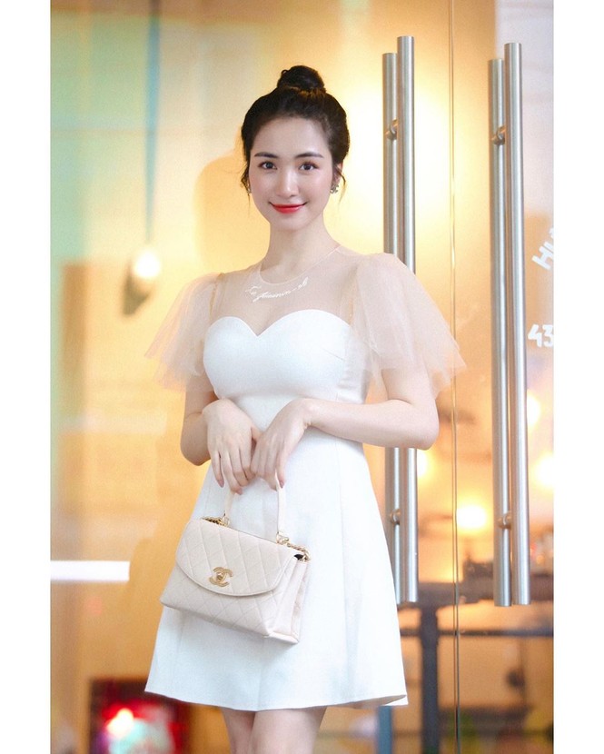 Vợ chồng Duy Mạnh, bạn gái Đức Chinh, Hòa Minzy háo hức đón Valentine - ảnh 11