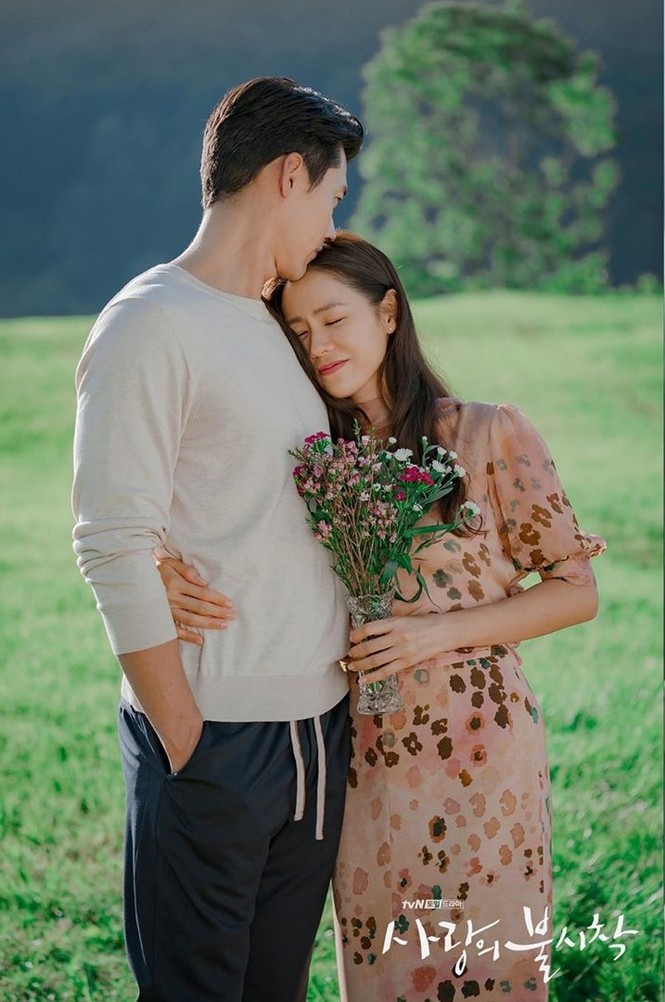 Ảnh lãng mạn của cặp đôi Hạ cánh nơi anh 'đốn tim' fan - ảnh 9