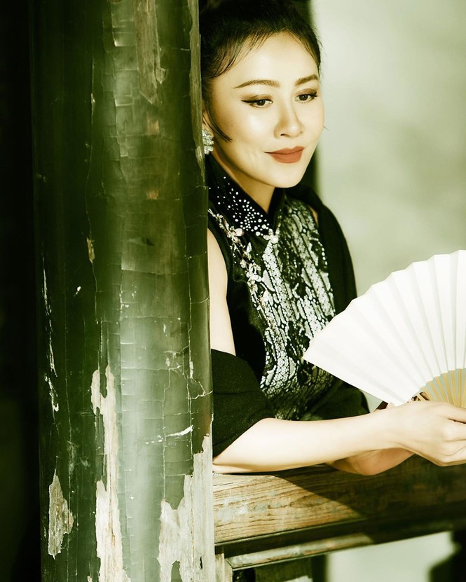 'Nữ hoàng màn ảnh' Lưu Gia Linh U60 vẫn quyến rũ lạ kỳ - ảnh 8