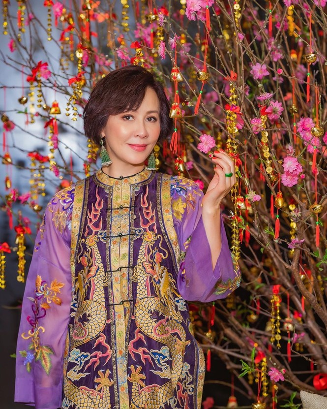'Nữ hoàng màn ảnh' Lưu Gia Linh U60 vẫn quyến rũ lạ kỳ - ảnh 16