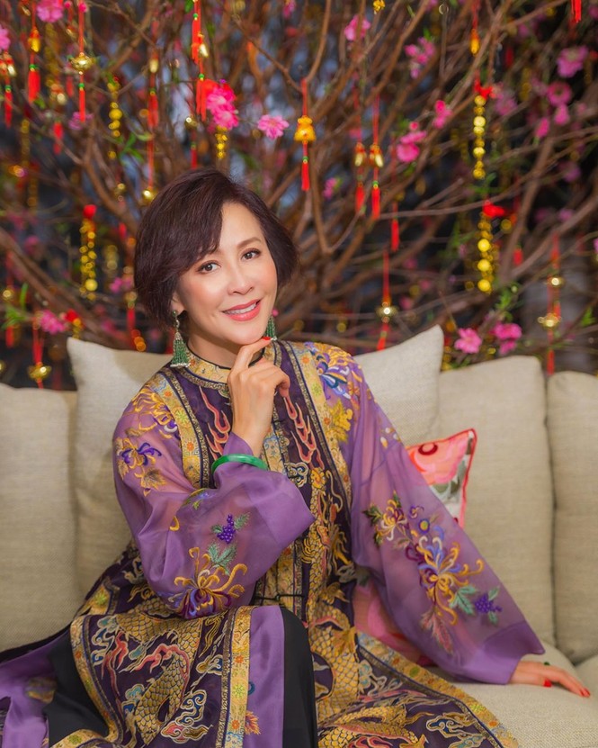 'Nữ hoàng màn ảnh' Lưu Gia Linh U60 vẫn quyến rũ lạ kỳ - ảnh 17