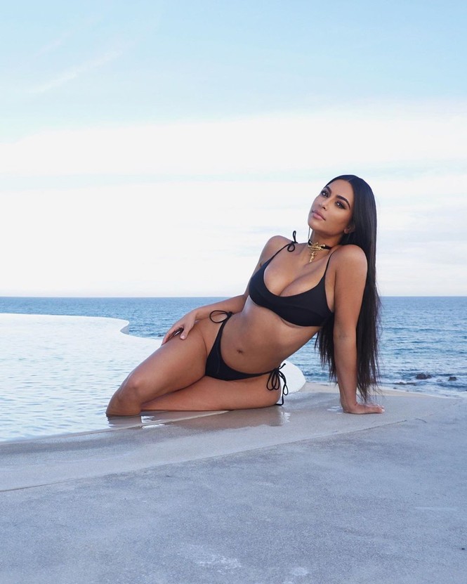 Kim Kardashian quyến rũ 'nảy lửa' với bikini - ảnh 1