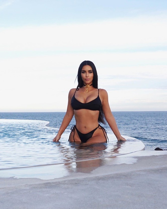 Kim Kardashian quyến rũ 'nảy lửa' với bikini - ảnh 2
