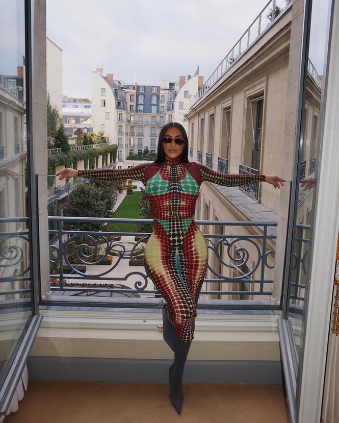 Kim Kardashian quyến rũ 'nảy lửa' với bikini - ảnh 4