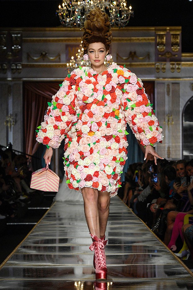 Irina Shayk và dàn mỹ nhân mặc váy lồng bàn trong show Moschino - ảnh 6