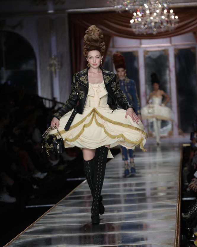 Irina Shayk và dàn mỹ nhân mặc váy lồng bàn trong show Moschino - ảnh 9