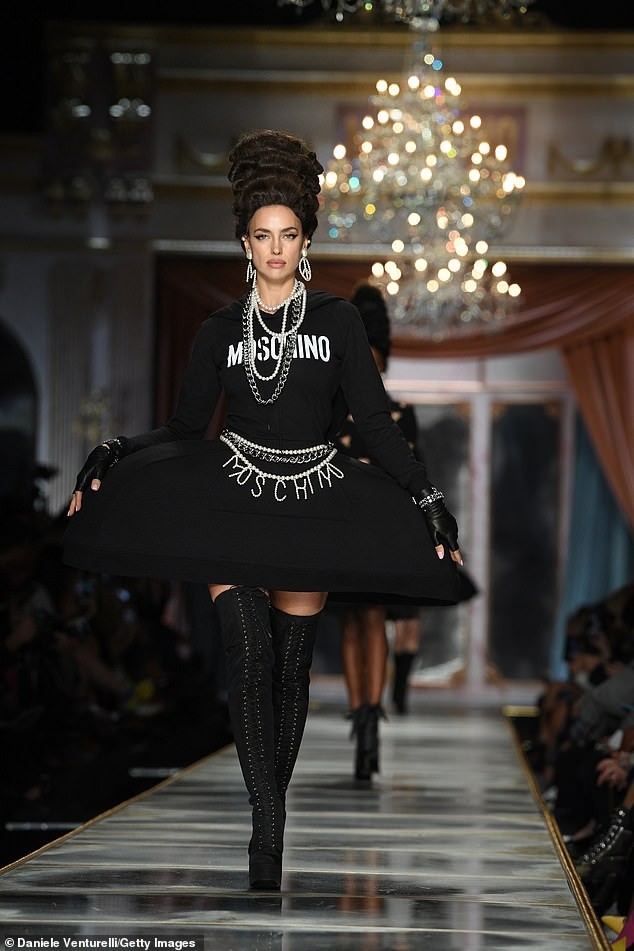 Irina Shayk và dàn mỹ nhân mặc váy lồng bàn trong show Moschino - ảnh 12