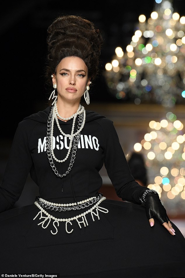 Irina Shayk và dàn mỹ nhân mặc váy lồng bàn trong show Moschino - ảnh 11