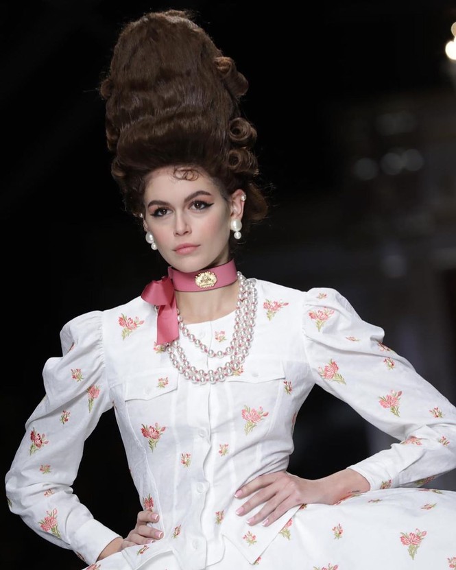 Irina Shayk và dàn mỹ nhân mặc váy lồng bàn trong show Moschino - ảnh 13