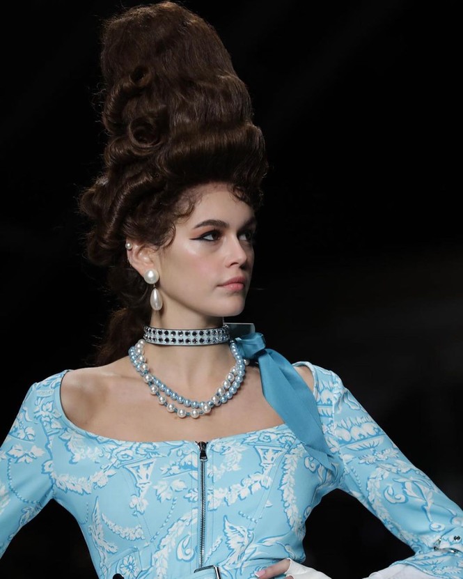 Irina Shayk và dàn mỹ nhân mặc váy lồng bàn trong show Moschino - ảnh 16