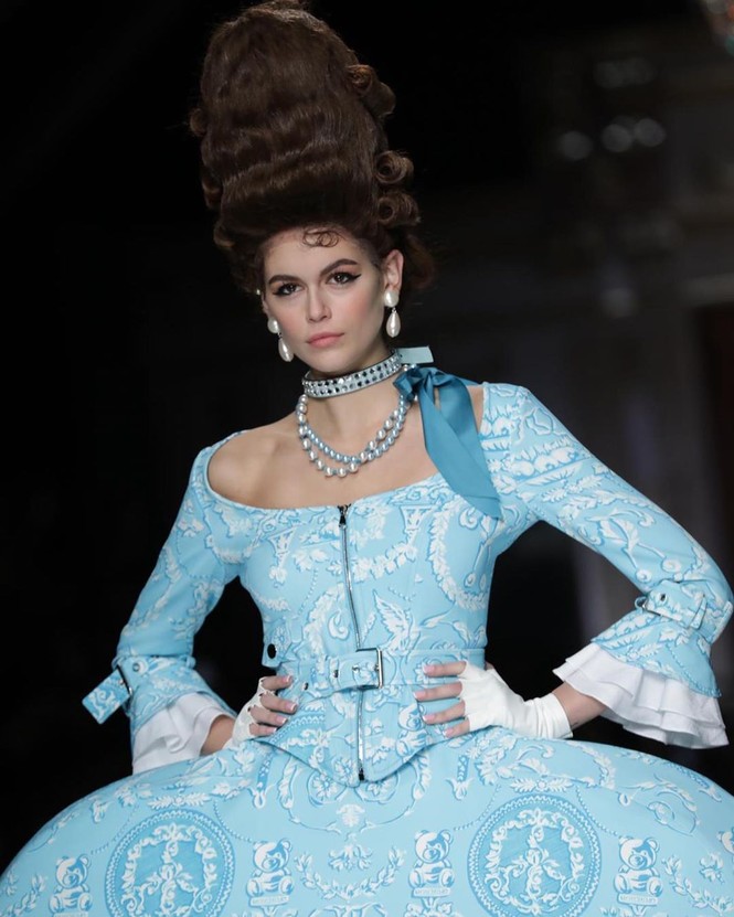 Irina Shayk và dàn mỹ nhân mặc váy lồng bàn trong show Moschino - ảnh 17